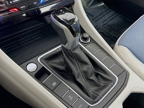 Certified 2025 Volkswagen Jetta SE w/ Sunroof Package image 18