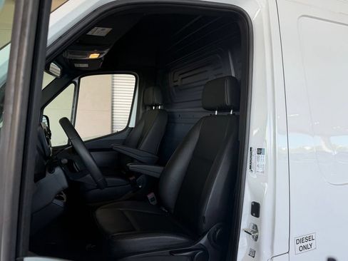 Used 2025 Mercedes-Benz Sprinter 2500 image 14