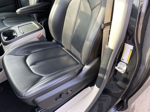 Used 2023 Chrysler Pacifica Touring-L image 16