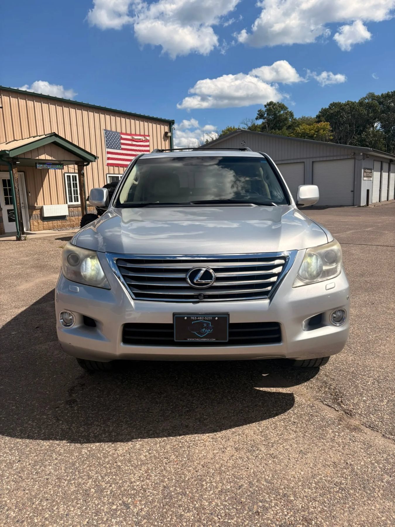 Used 2011 Lexus LX 570 4WD w/ Luxury Pkg image 2