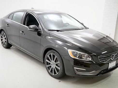 Used 2017 Volvo S60 T5 Inscription Platinum w/ Climate Package image 4
