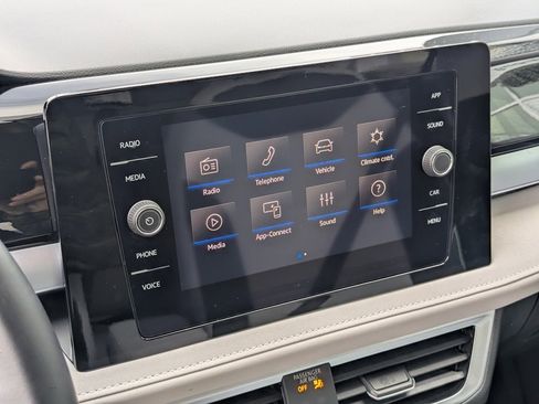 Used 2025 Volkswagen Taos SE image 18