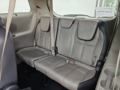 Used 2016 Kia Sedona EX FWD image 19