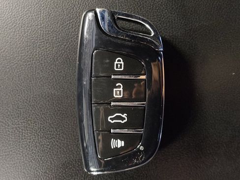 Used 2018 Jeep Grand Cherokee Laredo AWD/4WD image 32
