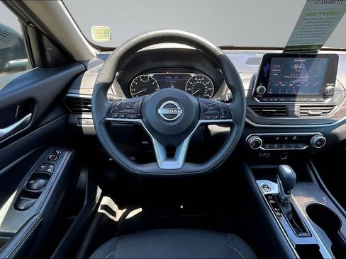 Used 2025 Nissan Altima 2.5 SV FWD image 9
