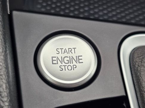 Certified 2025 Volkswagen Jetta SE w/ Sunroof Package image 21