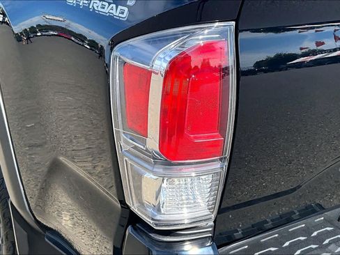 Used 2021 Toyota Tacoma TRD Off-Road w/ TRD Premium Off Road Package AWD/4WD image 11
