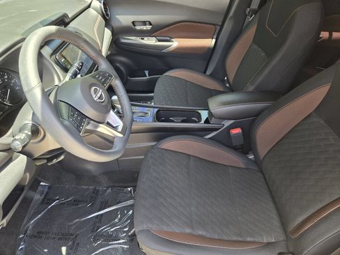 Used 2024 Nissan Kicks SR FWD image 3