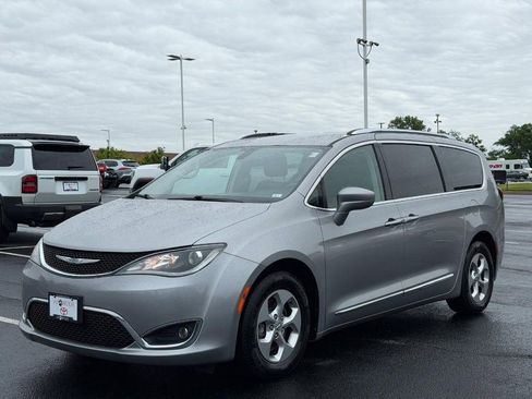 Used 2017 Chrysler Pacifica Touring-L Plus FWD image 8
