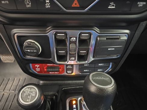 Used 2022 Jeep Gladiator Rubicon w/ Cold Weather Group AWD/4WD image 28