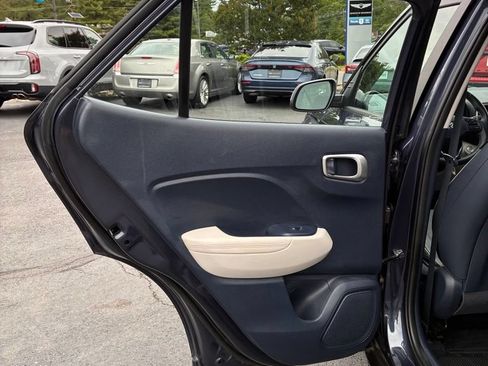 Used 2021 Hyundai Venue FWD image 43