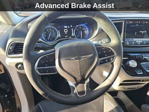 Used 2024 Chrysler Pacifica Touring-L FWD image 16