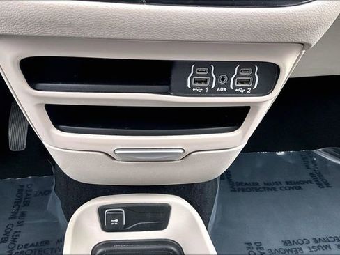 Used 2024 Chrysler Pacifica Touring-L image 35