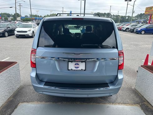 Used 2013 Chrysler Town & Country Touring-L w/ Entertainment Group #2 image 7