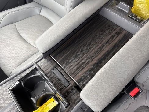 Used 2021 Toyota Sienna Limited image 25