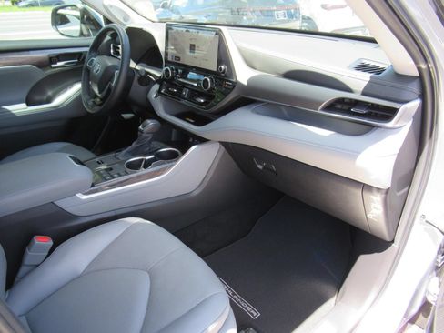 Used 2023 Toyota Highlander Limited FWD image 12