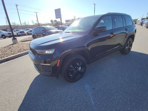 Used 2025 Jeep Grand Cherokee Limited w/ Luxury Tech Group II image 2