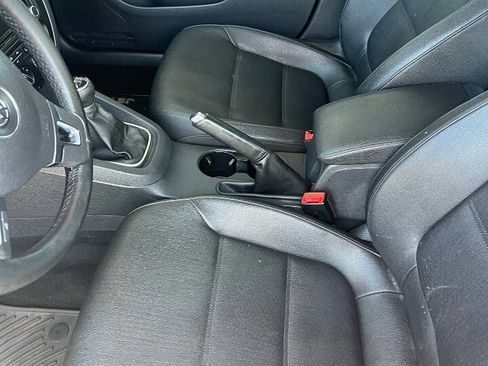 Used 2011 Volkswagen Jetta SE FWD image 8