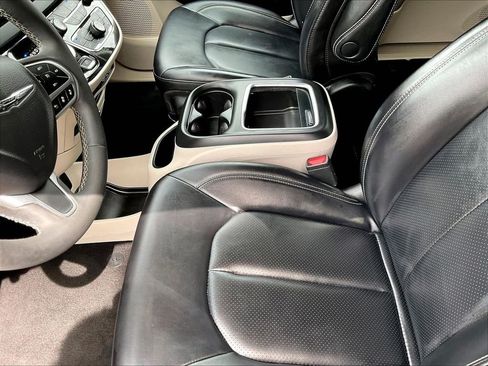 Used 2023 Chrysler Pacifica Touring-L FWD image 21