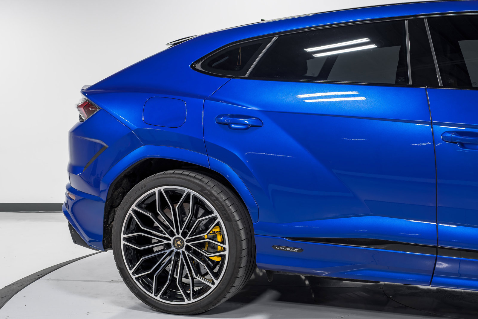 Used 2025 Lamborghini Urus SE AWD/4WD image 54
