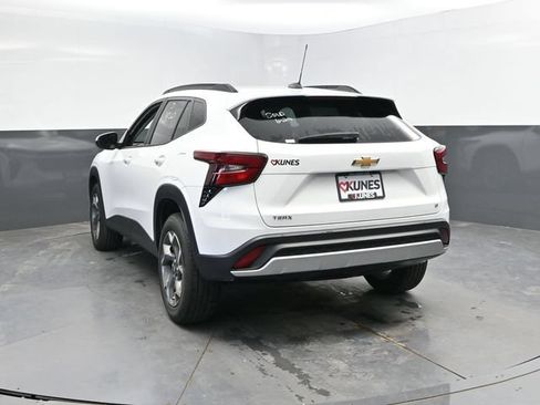 Used 2025 Chevrolet Trax LT FWD image 10