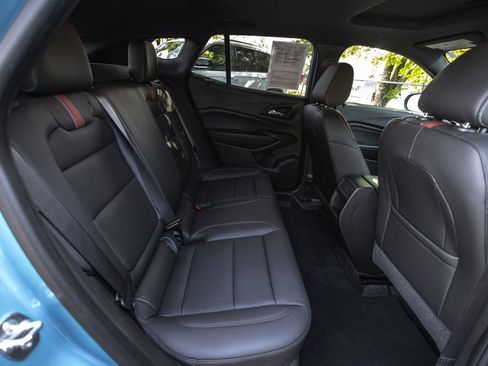 Used 2025 Chevrolet Trax RS w/ Sunroof Package FWD image 31