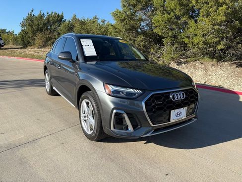 Used 2025 Audi Q5 e Prestige w/ Prestige Package image 3