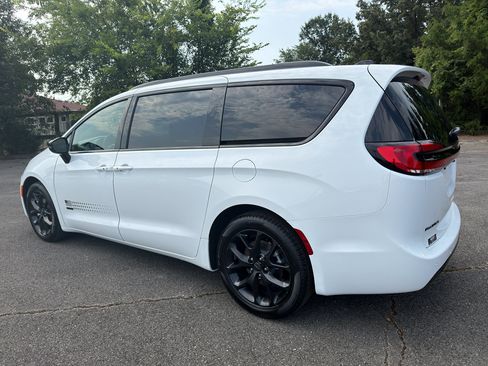 New 2027 Chrysler Pacifica Select FWD image 7