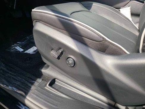 New 2023 Chrysler Pacifica Limited w/ Uconnect Theater Family Group image 17