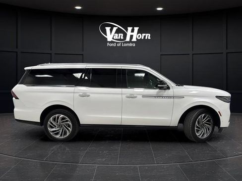 Used 2025 Lincoln Navigator L Reserve AWD/4WD image 8