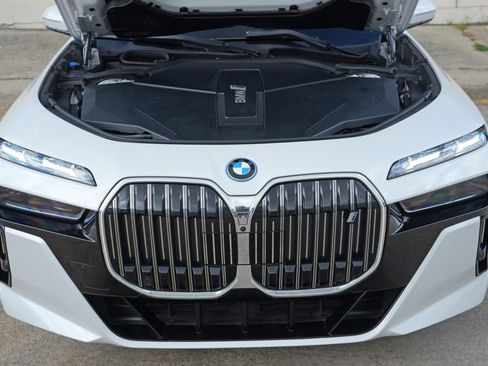 Used 2023 BMW i7 xDrive60 w/ Executive Package 2 AWD/4WD image 8