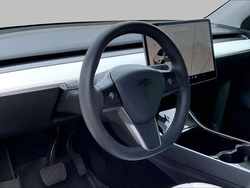 Used 2021 Tesla Model Y Long Range image 16