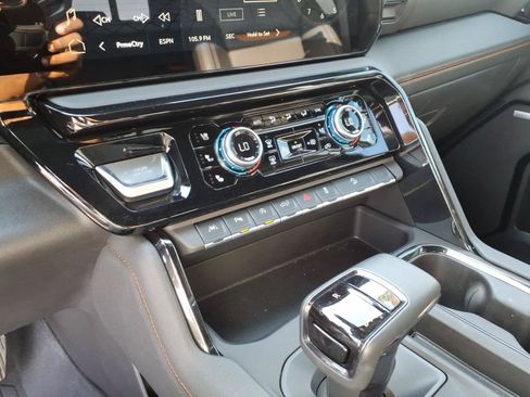 Used 2025 GMC Sierra 1500 AT4 w/ AT4 Premium Package AWD/4WD image 15