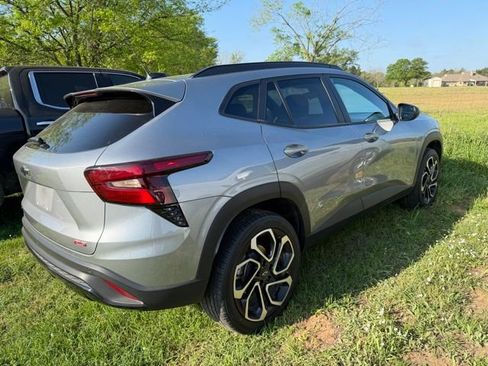 Used 2025 Chevrolet Trax RS w/ Driver Confidence Package image 2