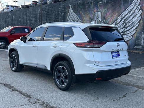 Used 2024 Nissan Rogue SV w/ SV Premium Package image 5