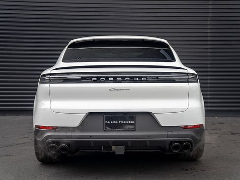 Used 2025 Porsche Cayenne Coupe image 31