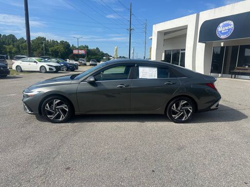 Used 2025 Hyundai Elantra Limited FWD image 2