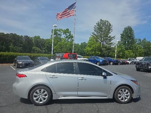 Used 2020 Toyota Corolla LE FWD image 2