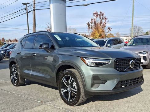 New 2026 Volvo XC40 B4 Core image 1