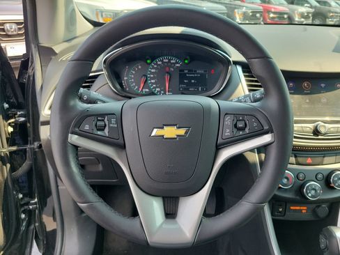 Used 2022 Chevrolet Trax LT w/ Premium Seat Package AWD/4WD image 23