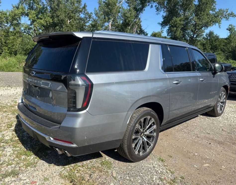 Used 2025 Chevrolet Suburban High Country AWD/4WD image 7