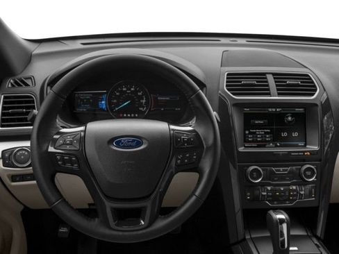 Used 2017 Ford Explorer XLT w/ Equipment Group 201A FWD image 4