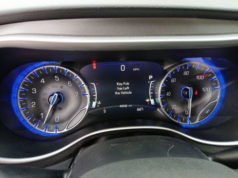 Used 2024 Chrysler Pacifica Touring-L image 14