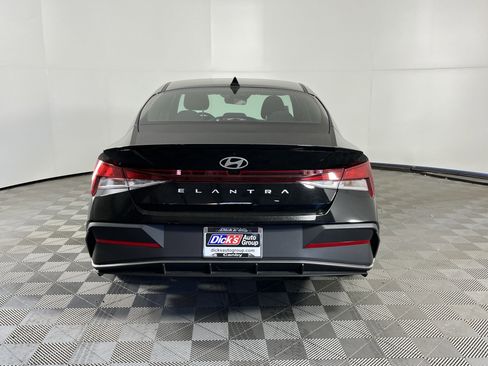 Used 2025 Hyundai Elantra Sport image 4