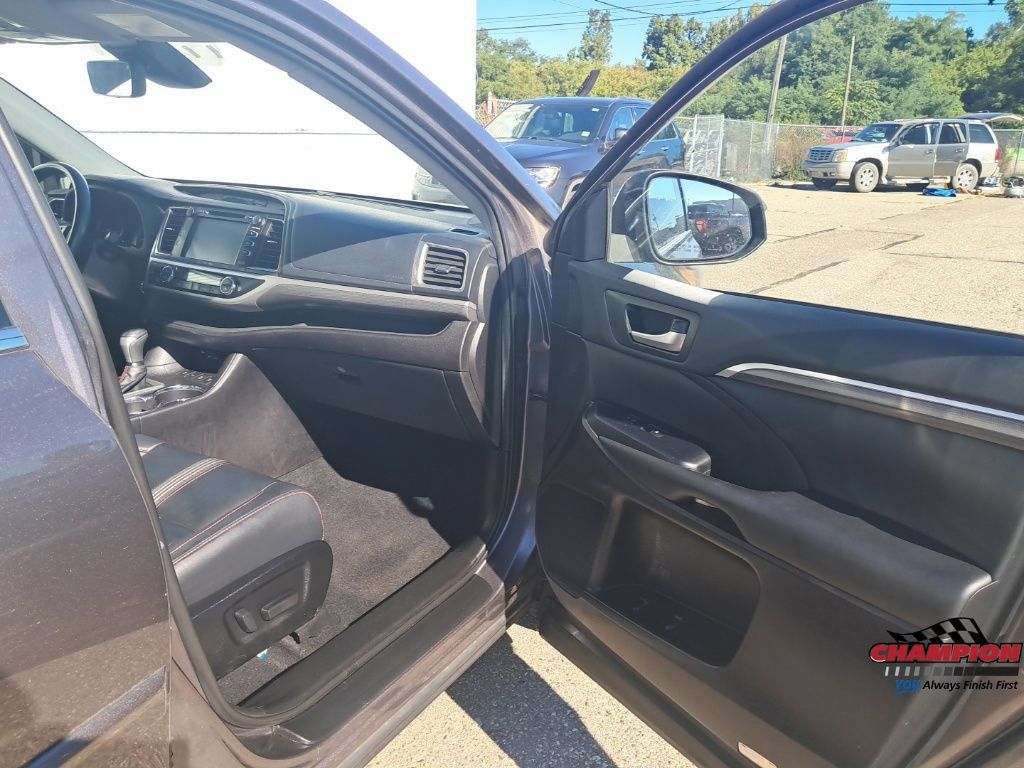 Used 2019 Toyota Highlander SE w/ Protection Package #3 AWD/4WD image 14