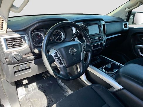 Used 2019 Nissan Titan SV w/ SV Convenience Package image 9