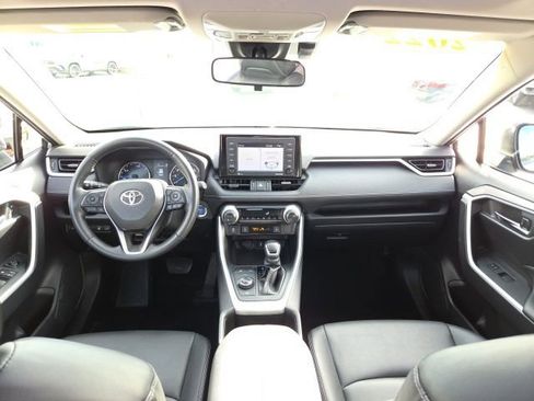 Used 2022 Toyota RAV4 XLE Premium image 21