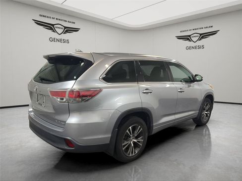Used 2016 Toyota Highlander XLE AWD/4WD image 5