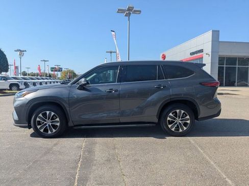 Used 2022 Toyota Highlander XLE FWD image 6