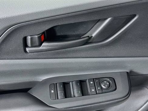 Certified 2025 Toyota Prius LE FWD image 19